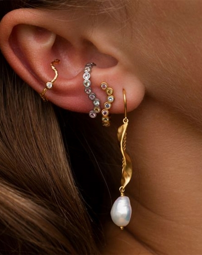 Stine A - Long Twisted With Baroque Pearl Single Ørering - Guldfarvet